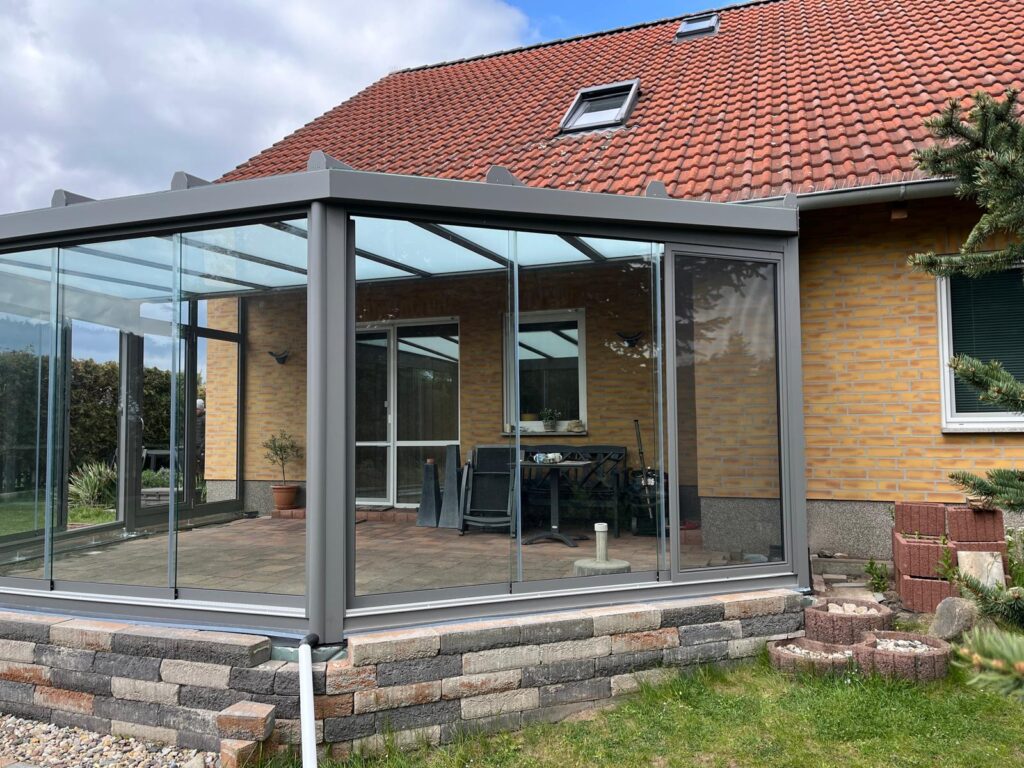 Sommergarten, Terrassenüberdachung mit Ganzglas-Schiebeanlage