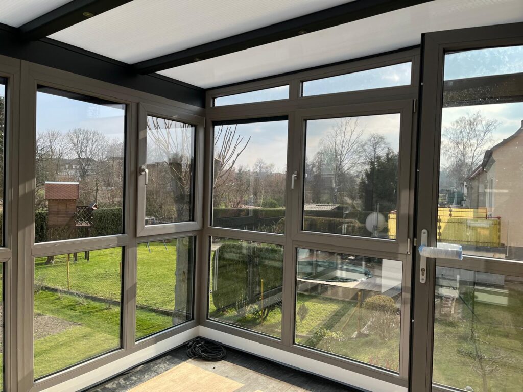 Wohnwintergarten mit Fenster und Tür