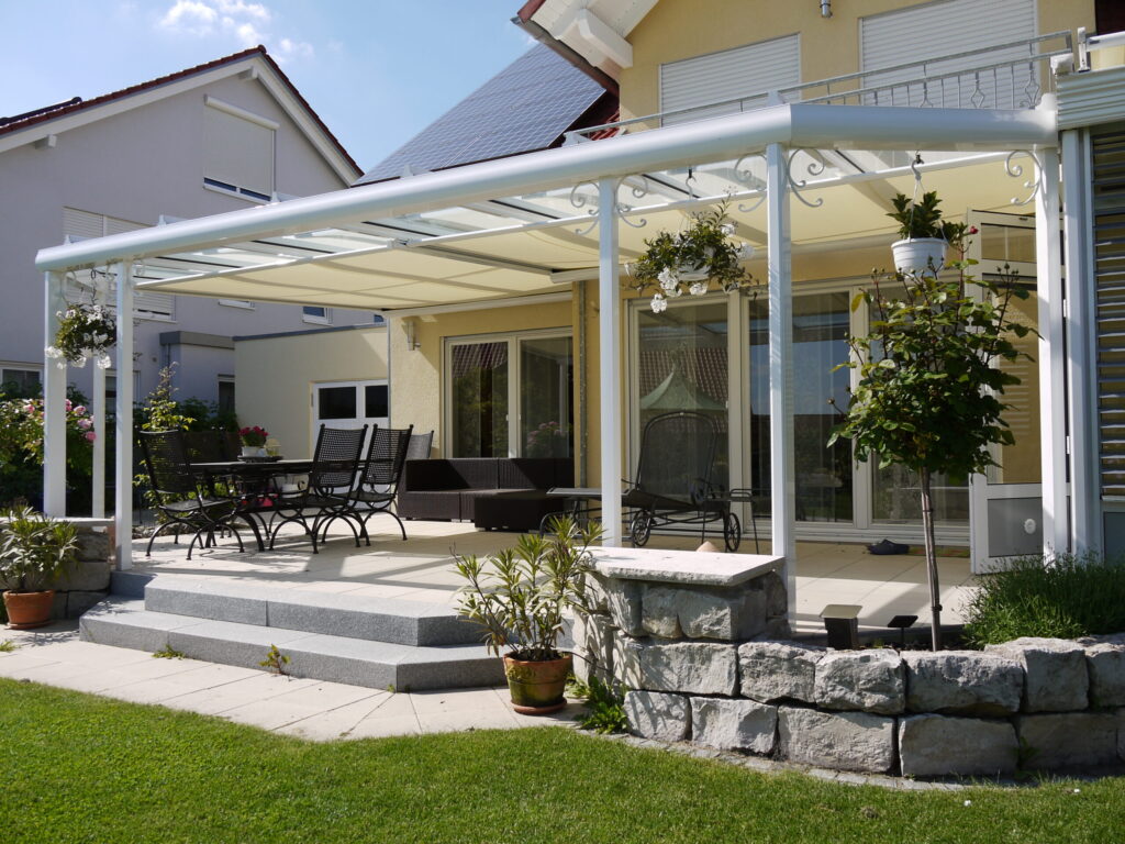 Terrassenüberdachung mit Unterglasmarkise