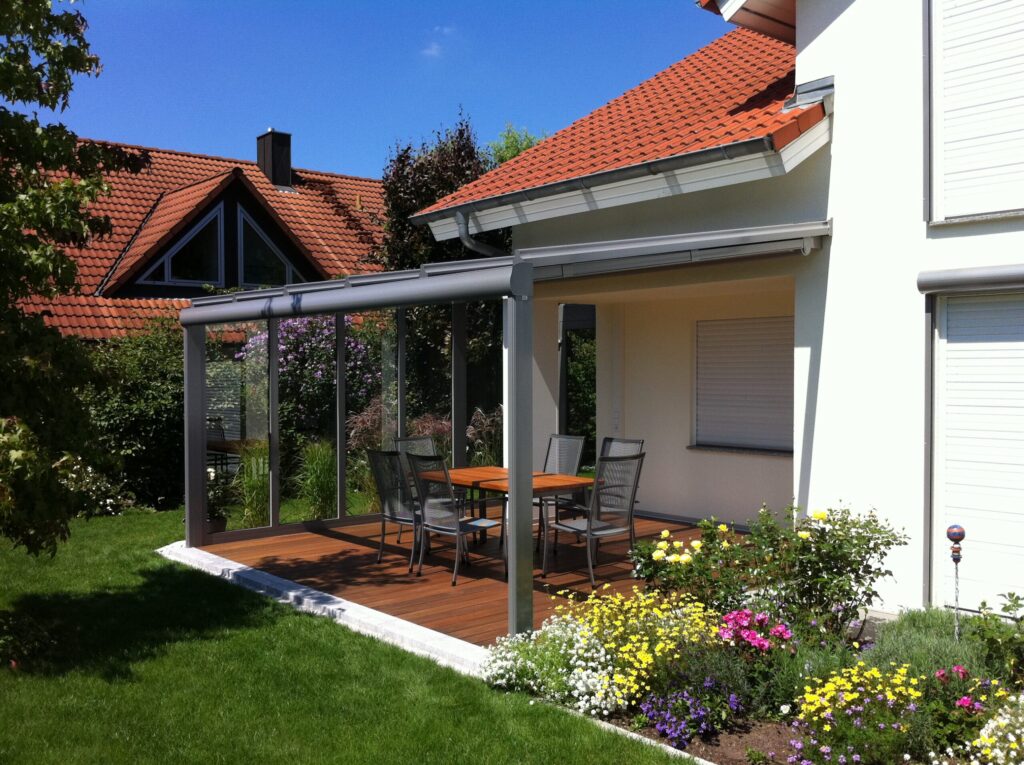 Terrassenüberdachung mit festem Seitenteil